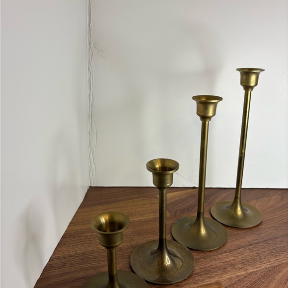 Set Of 4 Vintage Graduated Brass Thin Stemmed Candlestick Holders - Picture 6 of 13